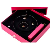 Kolorowe zawieszki, serduszka i sznureczki z zestawu DIY do biżuterii