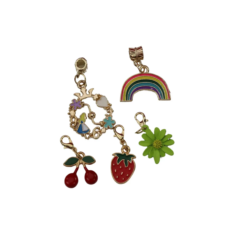 Zbliżenie na szkatułkę z dużą ilością koralików i akcesoriów biżuteryjnych