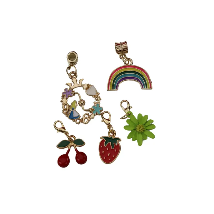 Zbliżenie na szkatułkę z dużą ilością koralików i akcesoriów biżuteryjnych