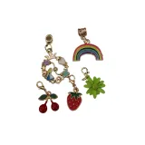 Zbliżenie na szkatułkę z dużą ilością koralików i akcesoriów biżuteryjnych