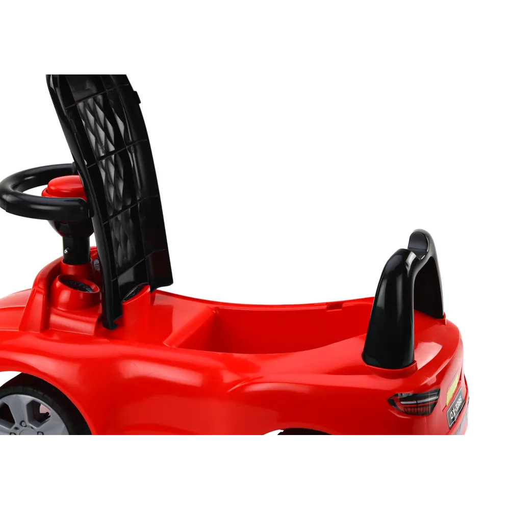 Detail czerwonego jeździka QX-3396 z kierownicą i naklejkami