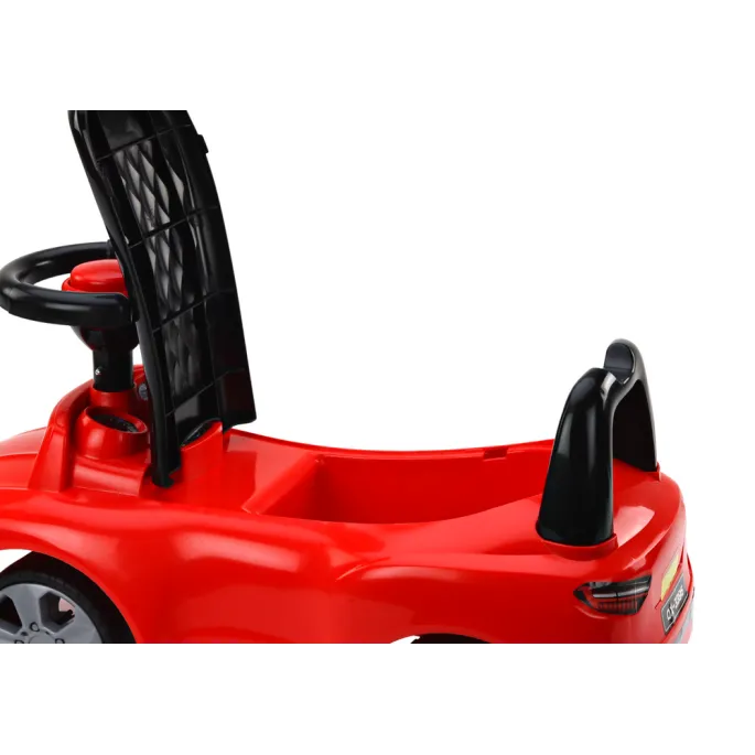 Detail czerwonego jeździka QX-3396 z kierownicą i naklejkami