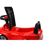 Detail czerwonego jeździka QX-3396 z kierownicą i naklejkami