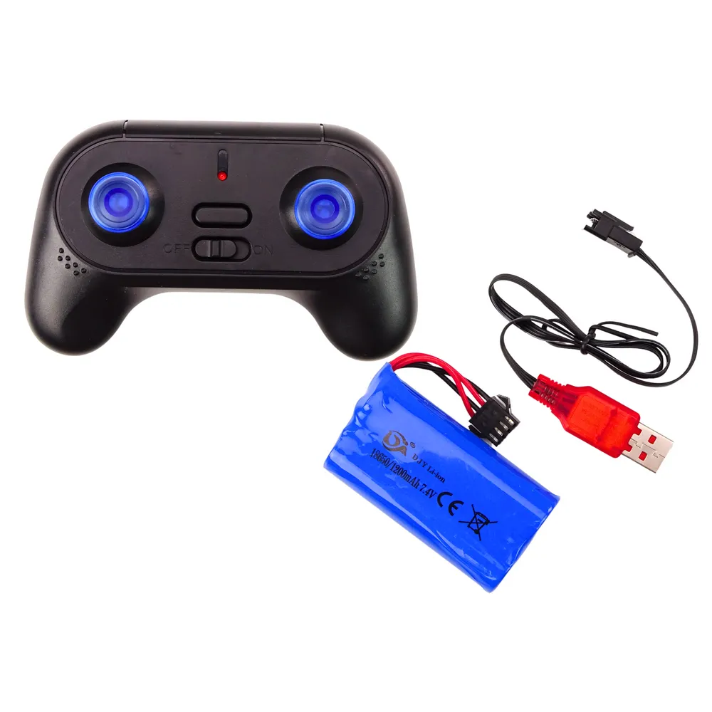 Duży szary samochód RC na piaskowym podłożu podczas jazdy terenowej