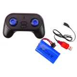 Duży szary samochód RC na piaskowym podłożu podczas jazdy terenowej