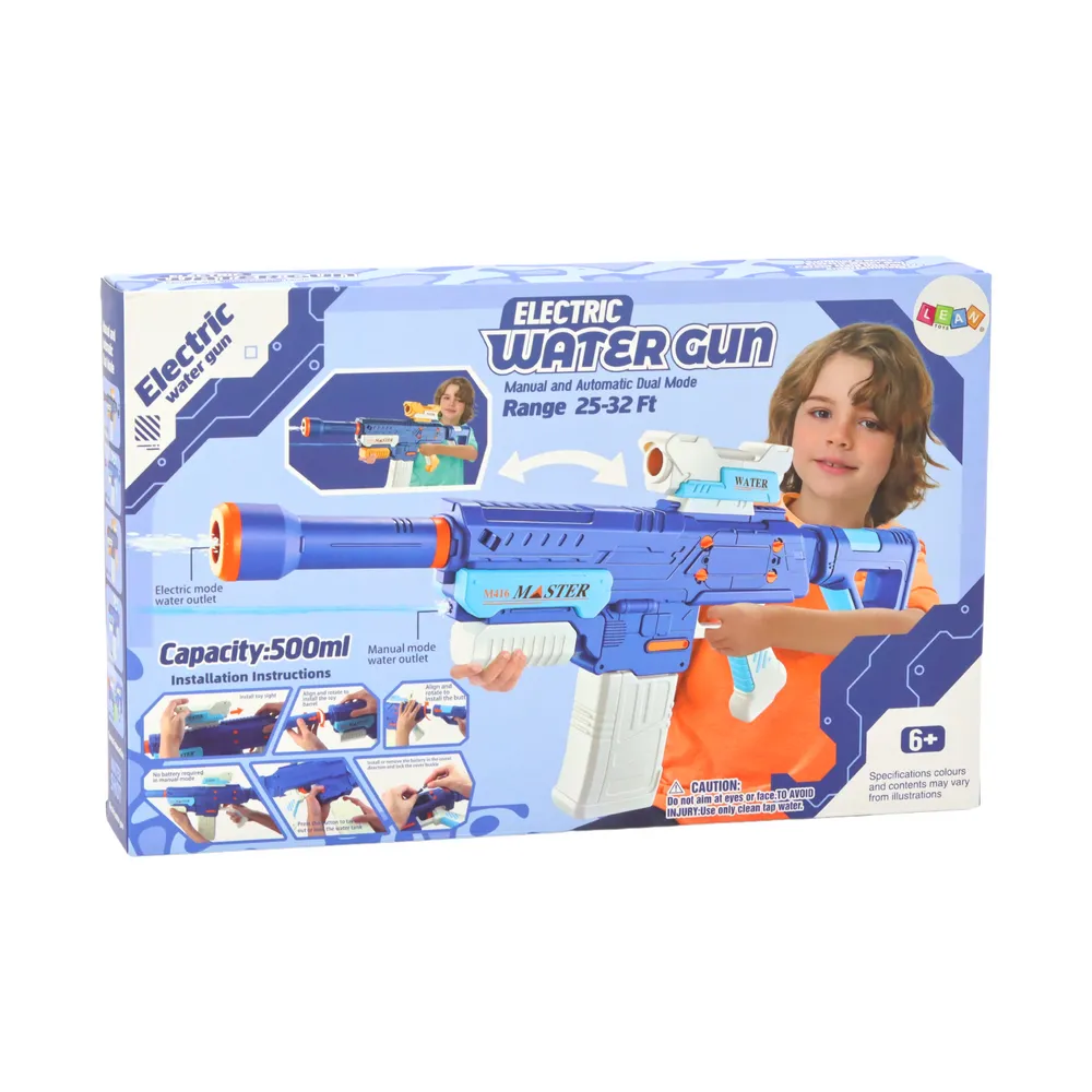 Rozładowany karabin wodny M416 w ogrodzie w trakcie rodzinnej zabawy