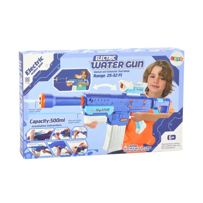 Rozładowany karabin wodny M416 w ogrodzie w trakcie rodzinnej zabawy