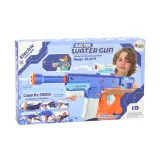 Rozładowany karabin wodny M416 w ogrodzie w trakcie rodzinnej zabawy