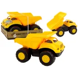 Duża żółta wywrotka budowlana z przyczepą na tle placu zabaw