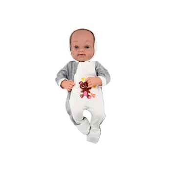 Zestaw lalki z kocykiem, smoczkiem i ubrankiem na białym tle