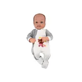 Zestaw lalki z kocykiem, smoczkiem i ubrankiem na białym tle