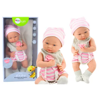 Realistyczna lalka bobas w biało-różowym ubranku z czapeczką i smoczkiem