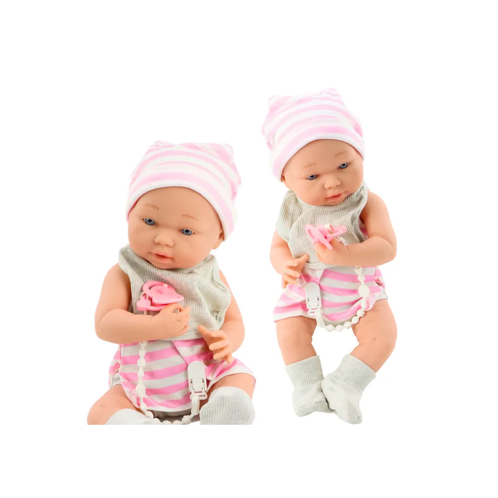 Lalka niemowlę w śliniaczku i kołderce – idealna do zabawy dla najmłodszych