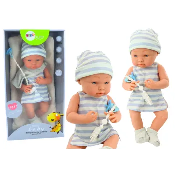 Lalka bobas w biało-niebieskim ubranku z czapeczką i śliniaczkiem