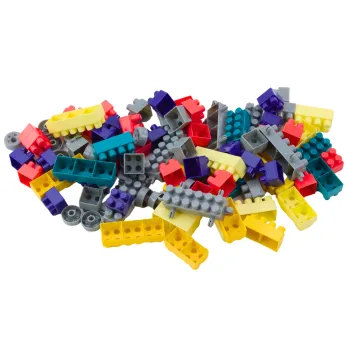 Dziecko rysujące na niebieskim wielofunkcyjnym stoliku edukacyjnym