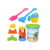 Akcesoria do zabawy w piaskownicy – wiaderko, foremki i grabki w komplecie