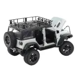 Widok z boku na auto RC w trakcie jazdy po asfalcie