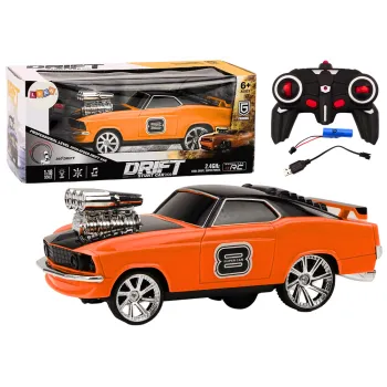 Pomarańczowe autko zdalnie sterowane do driftu 360 stopni na białym tle