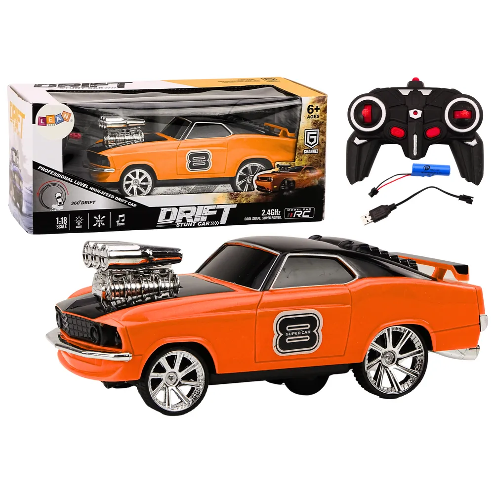 Pomarańczowe autko zdalnie sterowane do driftu 360 stopni na białym tle