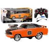 Pomarańczowe autko zdalnie sterowane do driftu 360 stopni na białym tle