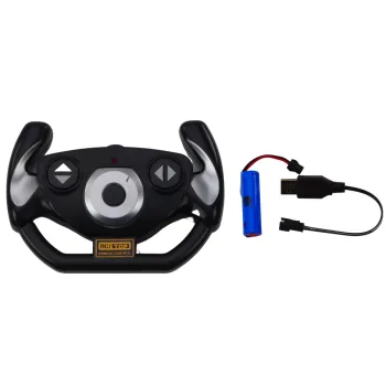 Pilot do sterowania czerwonym autem sportowym R/C widoczny w dłoni