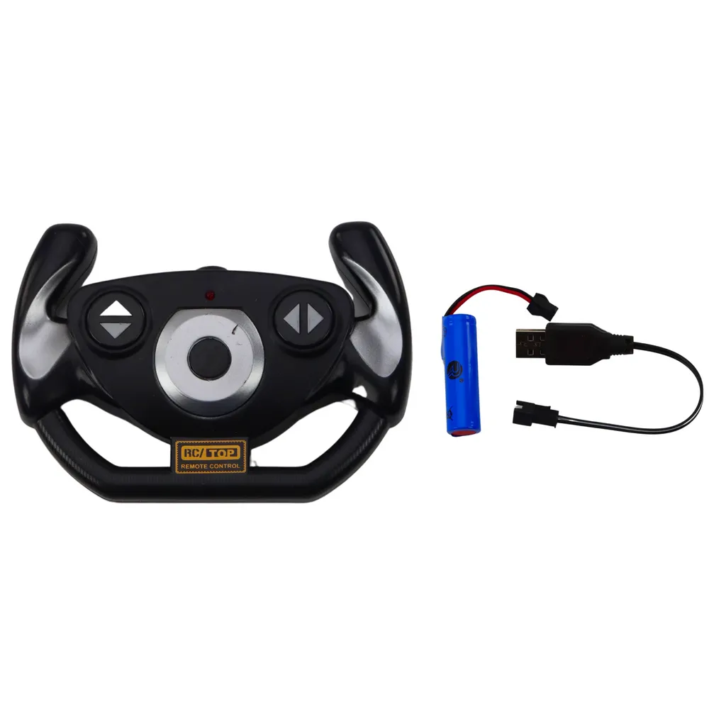 Pilot do sterowania czerwonym autem sportowym R/C widoczny w dłoni