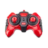 Sportowy samochód RC prezentowany na nierównej powierzchni