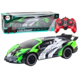 Zielone auto sportowe RC w skali 1:10 na białym tle