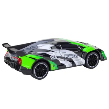 Zielony model auta RC podczas jazdy po asfalcie