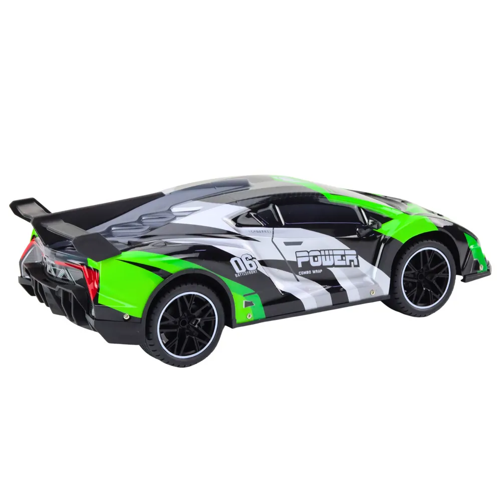 Zielony model auta RC podczas jazdy po asfalcie