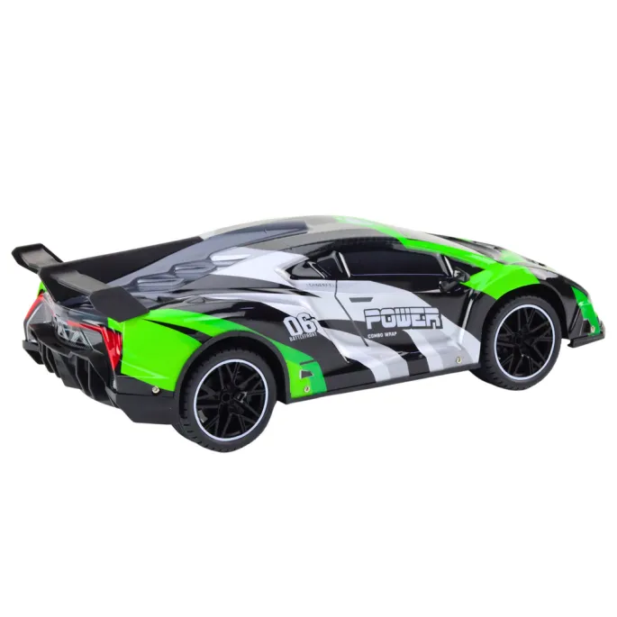 Zielony model auta RC podczas jazdy po asfalcie