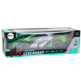 Pilot 2.4G i auto z gumowymi oponami na tle opakowania