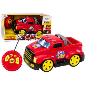 Czerwone autko kreskówkowe z pilotem, gotowe do dziecięcej zabawy