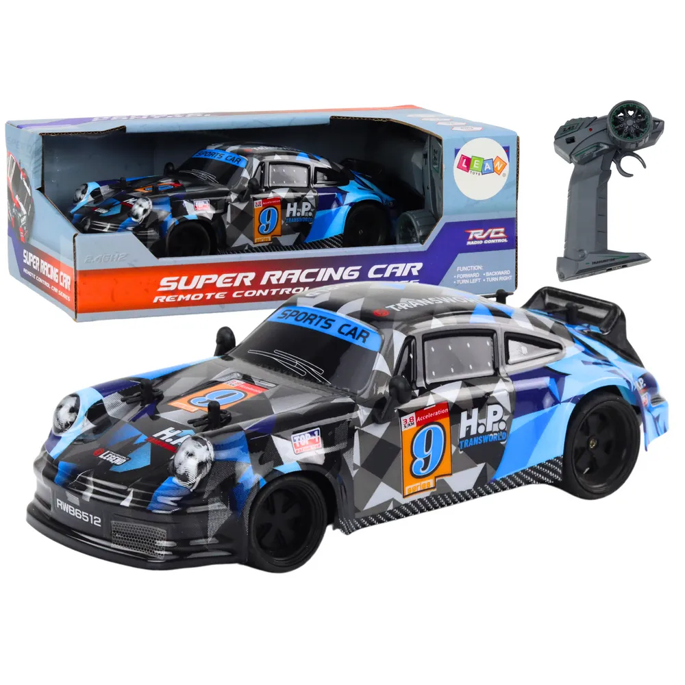 Niebieskie autko RC 1:18 z gumowymi kołami do driftu na białym tle