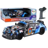 Niebieskie autko RC 1:18 z gumowymi kołami do driftu na białym tle