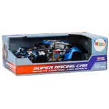 Dziecko bawi się niebieskim zdalnie sterowanym samochodem RC 1:18