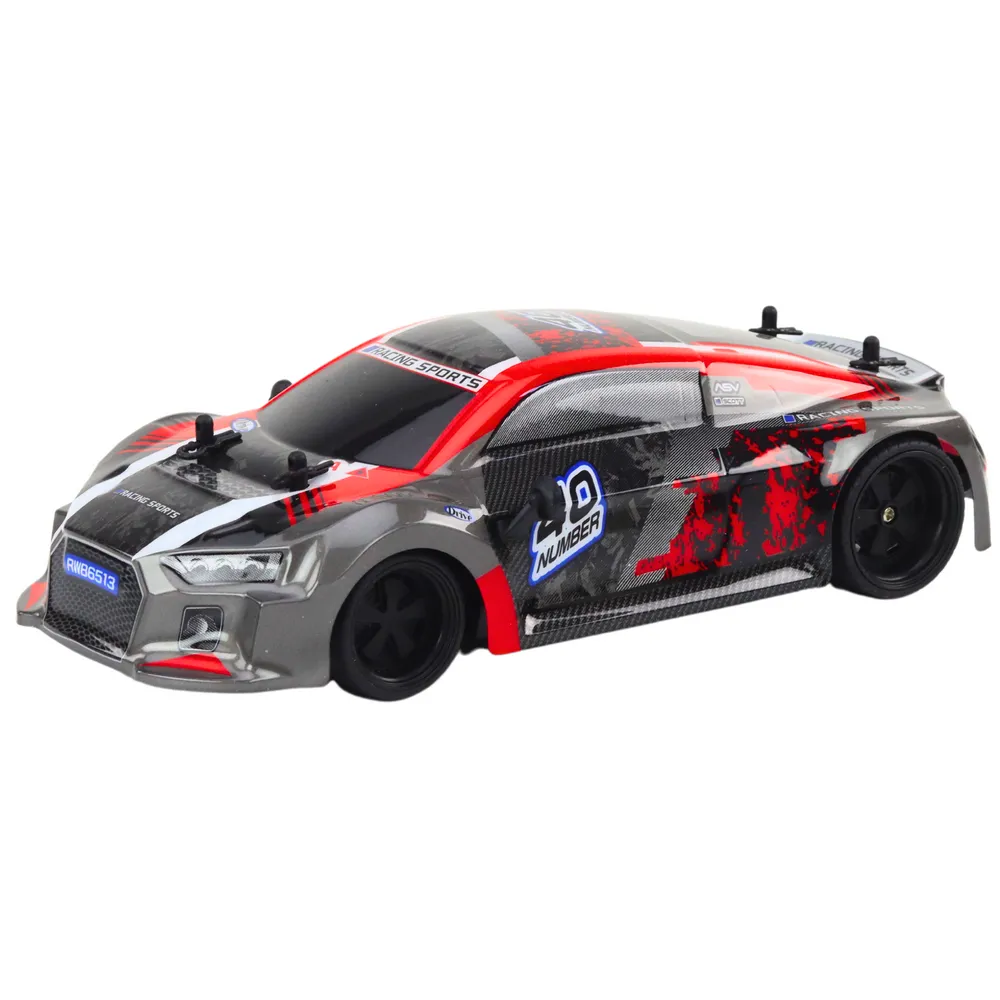 Zbliżenie na sportowy model zdalnie sterowanego auta 1:18 z pilotem