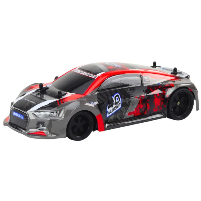 Zbliżenie na sportowy model zdalnie sterowanego auta 1:18 z pilotem