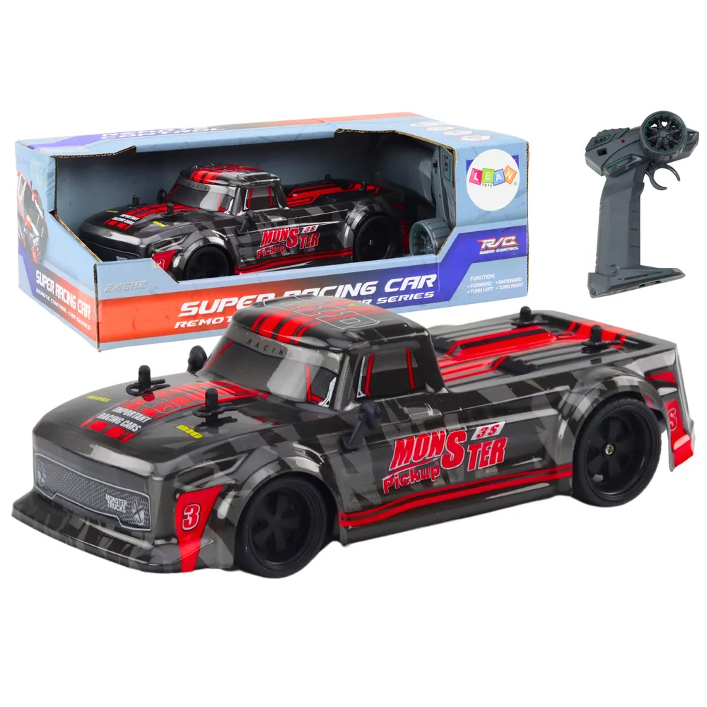 Czerwone auto pick-up RC 1:18 z gumowymi oponami na białym tle