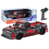 Czerwone auto pick-up RC 1:18 z gumowymi oponami na białym tle