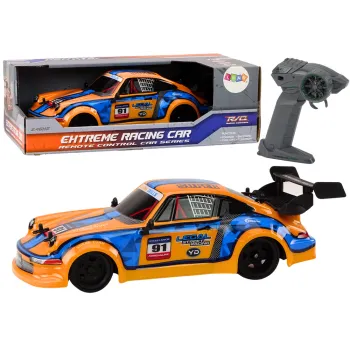 Pomarańczowe autko RC drift z gumowymi kołami widok z boku