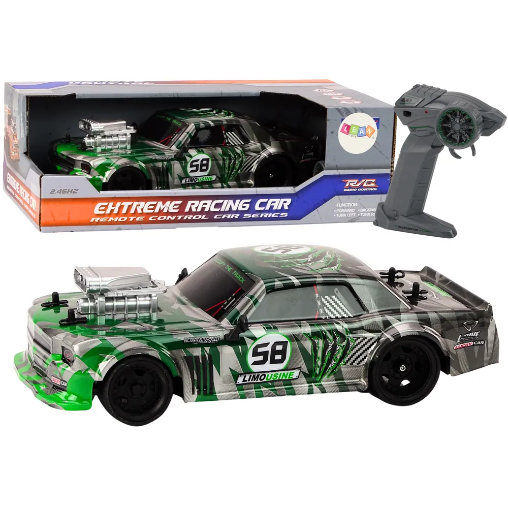 Zielone autko RC 1:16 z gumowymi kołami do driftu na czarnym tle