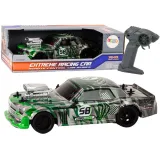 Zielone autko RC 1:16 z gumowymi kołami do driftu na czarnym tle