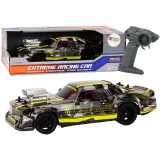 Czarne autko zdalnie sterowane RC 1:16 z żółtymi akcentami w trakcie driftu