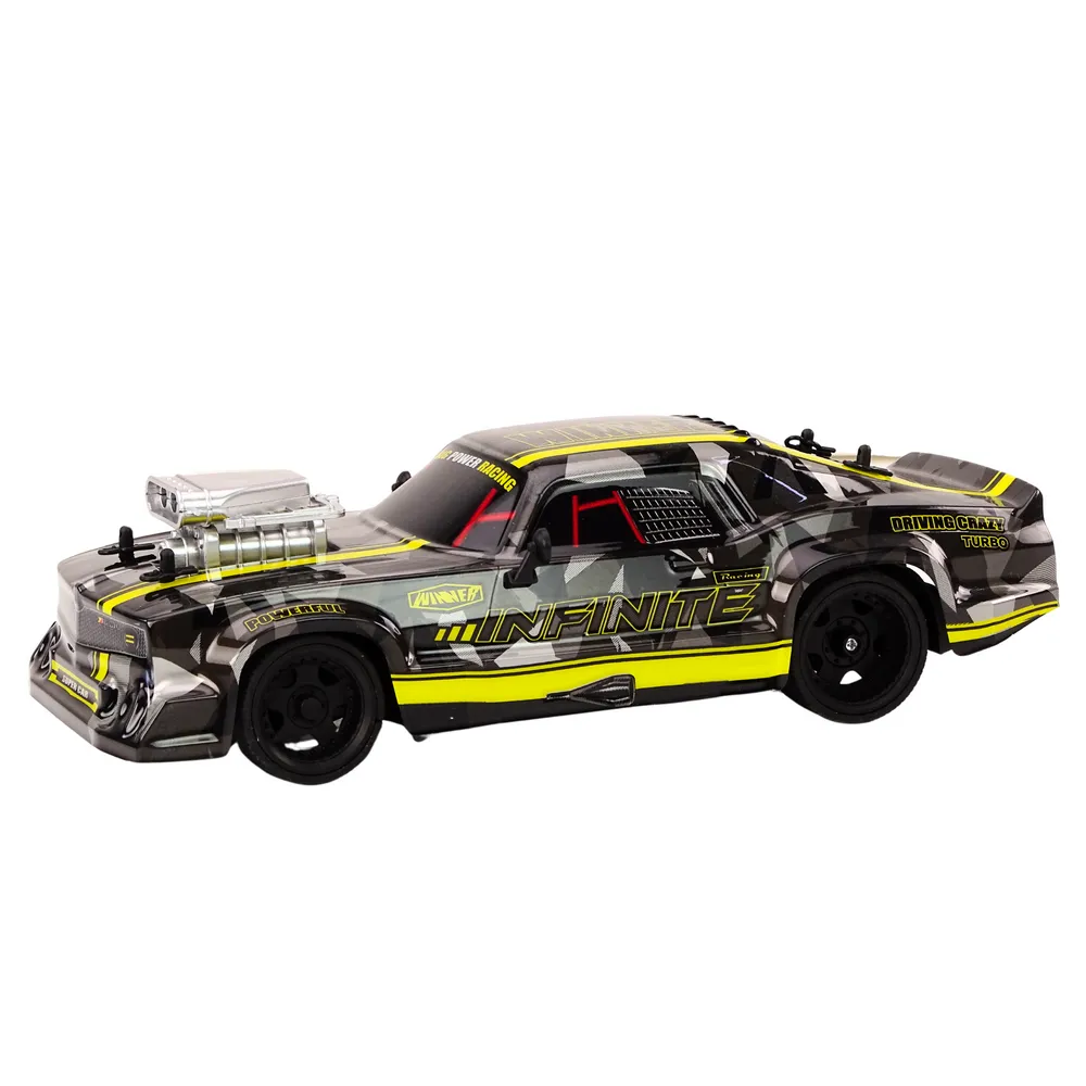 Model auta RC drift na gumowych kołach widziany z boku na jasnym tle