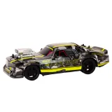 Model auta RC drift na gumowych kołach widziany z boku na jasnym tle