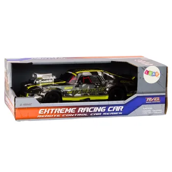 Pilot zdalnego sterowania obok czarnego samochodu RC 1:16 dla dzieci i dorosłych