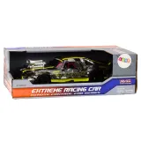 Pilot zdalnego sterowania obok czarnego samochodu RC 1:16 dla dzieci i dorosłych