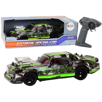 Zielone autko RC 1:16 do driftu z gumowymi kołami na tle podłogi