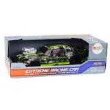 Widok samochodu RC z pilotem, gotowego do zabawy w domu lub na zewnątrz